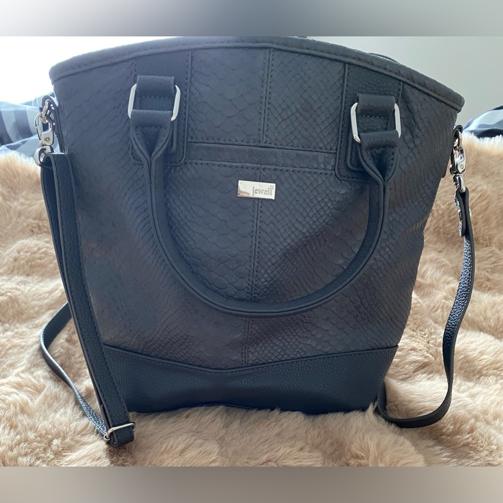 Jewell Thirty One Gray Snake
Embossed Purse WI
Removable Shoulder Strap